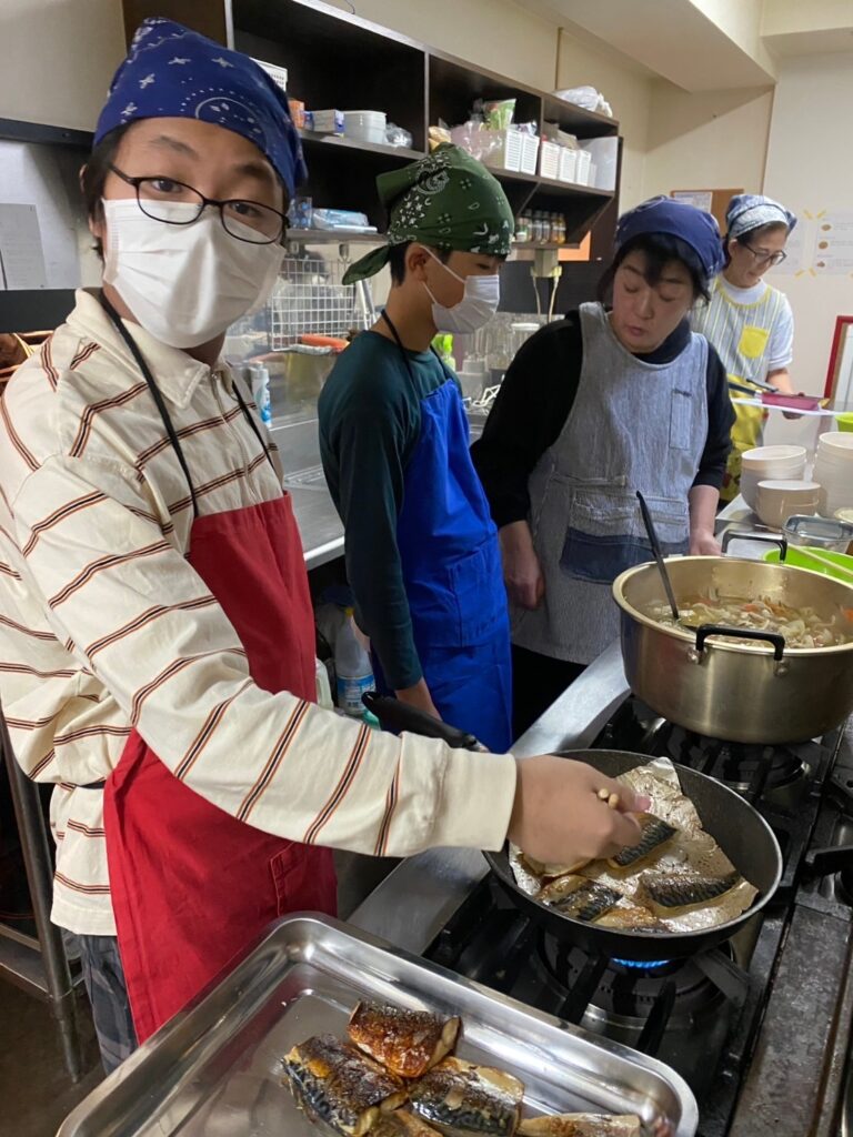 プラス